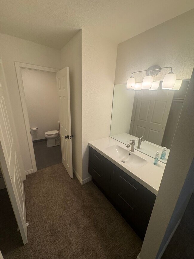 Building Photo - MOVE IN READY! Fully Furnished 2-Bed, 2-Ba...