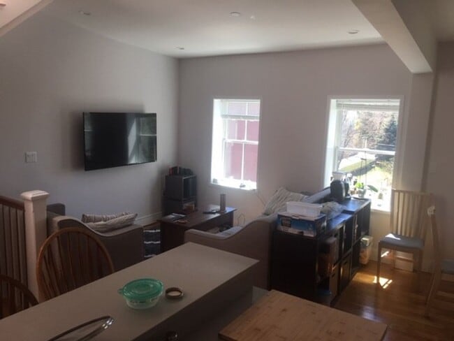 Building Photo - Beautiful Modern 4 bed unit with a rooftop deck!