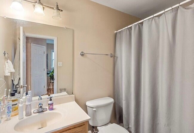 Building Photo - 1006.5 W Clay St