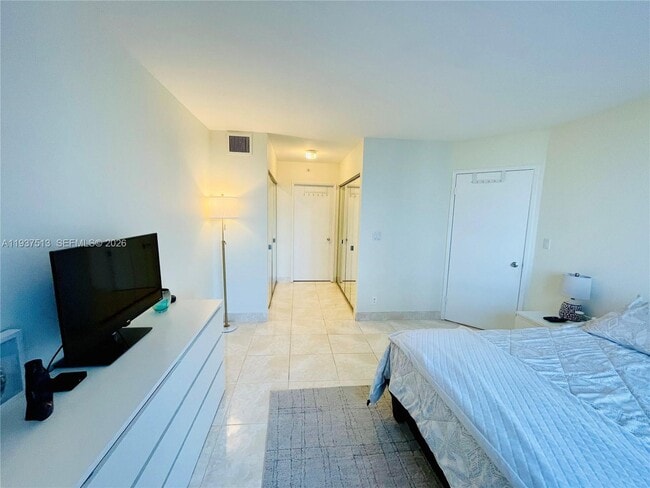 Building Photo - 3600 Mystic Pointe Dr