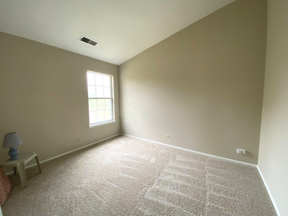 Building Photo - 202 E Fabish Dr