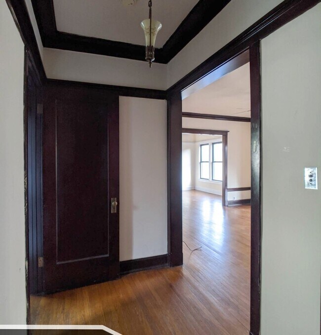 Building Photo - 2426 N Sawyer Ave
