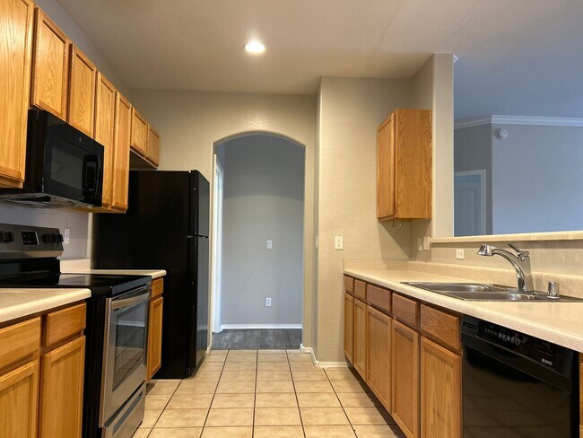 Building Photo - 955 E Knox Rd