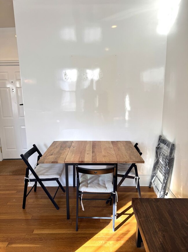 Building Photo - Update 1BR1BA in Georgetown with in unit w...