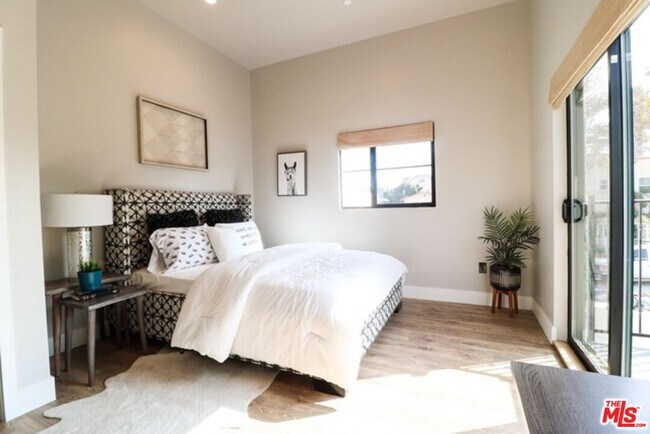 Building Photo - 1249 S Plymouth Blvd