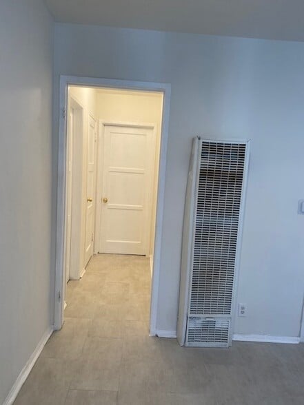Building Photo - 7004 Hazeltine Ave