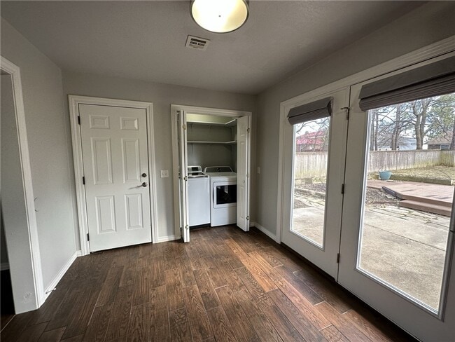 Building Photo - 1004 SE 4th St