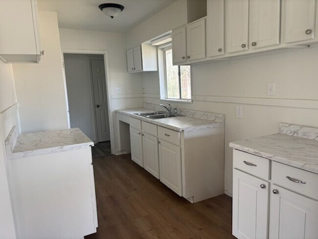 Building Photo - 1539 Woodburn St