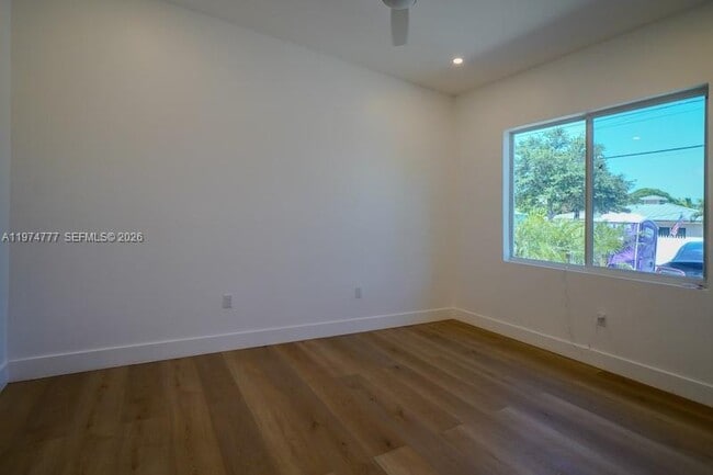 Building Photo - 112 NW 24th Ct