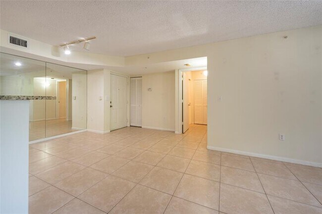 Building Photo - 4808 N State Rd 7