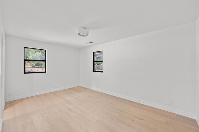 Building Photo - 302 Westlake Dr