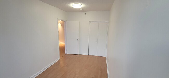 Building Photo - 45 River Dr S