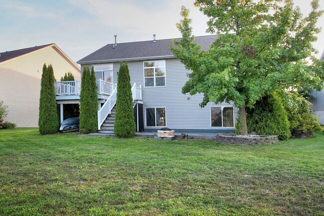 Building Photo - 3 BED 3 BATH HOME ON LAKE