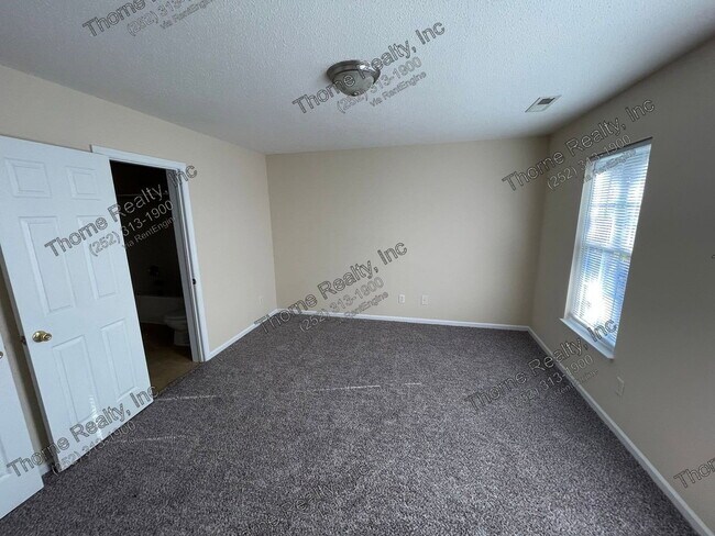 Building Photo - 2256 Sherwood Ave