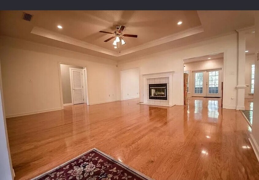 Building Photo - 2 Lauries Pt