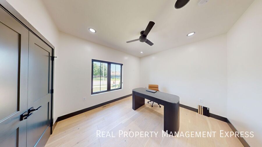 Building Photo - 313 N Red Spruce Ave