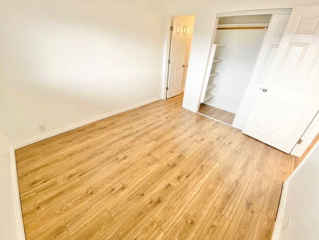 Building Photo - ADORABLE 1 BEDROOM 1 BATHROOM CONDO!