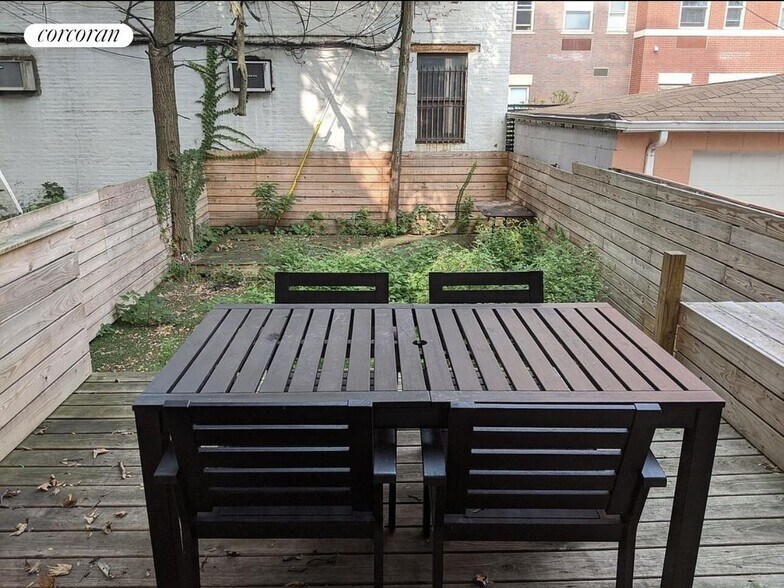 Building Photo - 582 E 28th St