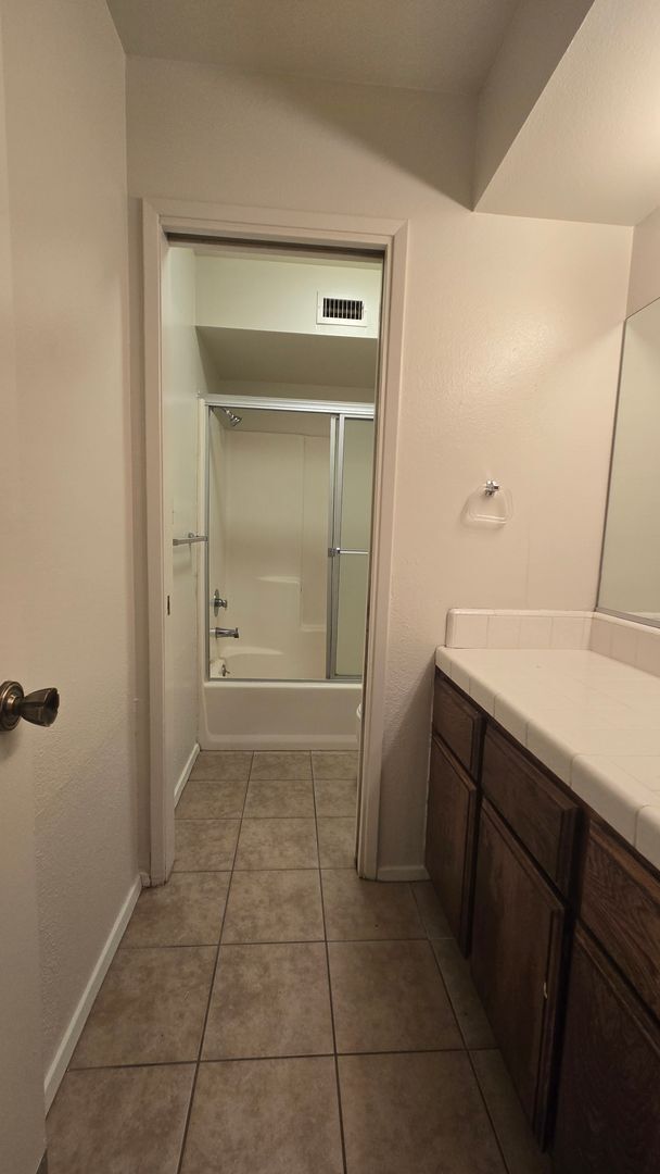 Building Photo - 817 Quail Ln