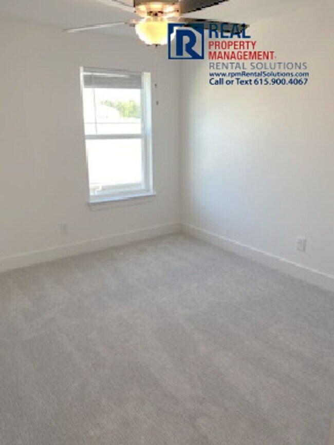 Building Photo - Like new 3 bd townhome in Smyrna with garage!