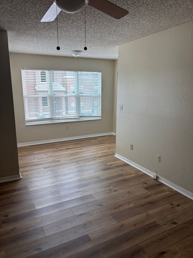 Building Photo - Affordable and Spacious 1 Bed in Excellent...