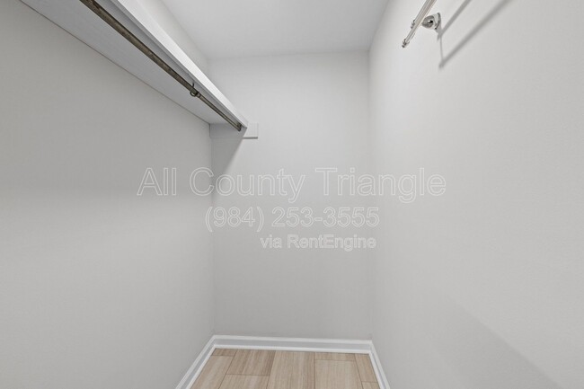 Building Photo - 5105 Pine Dr