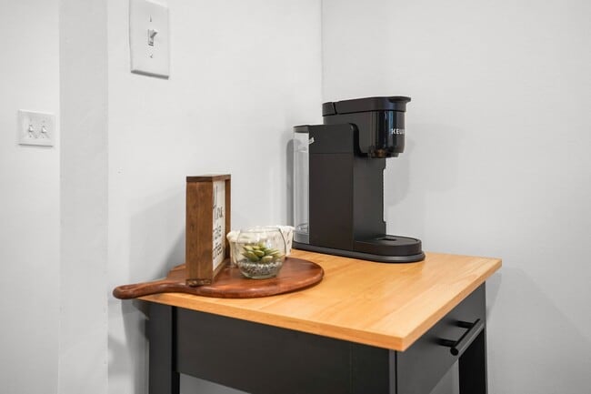 Building Photo - 1803 Neal Terrace