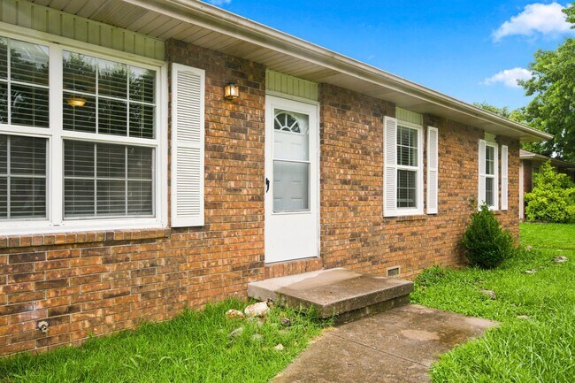Building Photo - 511 E Dyann Dr