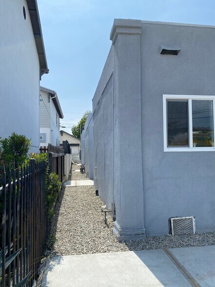 Building Photo - 5719 S Normandie Ave