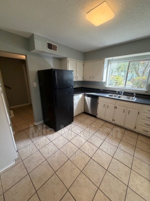 Building Photo - 527 Tibet Ave