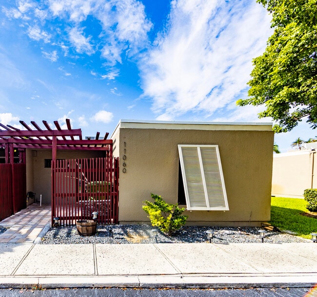 Building Photo - 11060 S Lakeview Dr