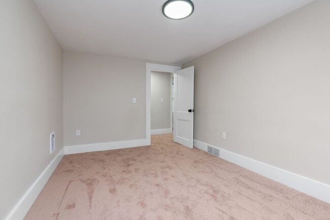 Building Photo - SCORE 50% OFF 1ST MONTH'S RENT IF SIGNED BY MARCH 6! Newly Renovated 3 Bedroom home in Bridgevill...