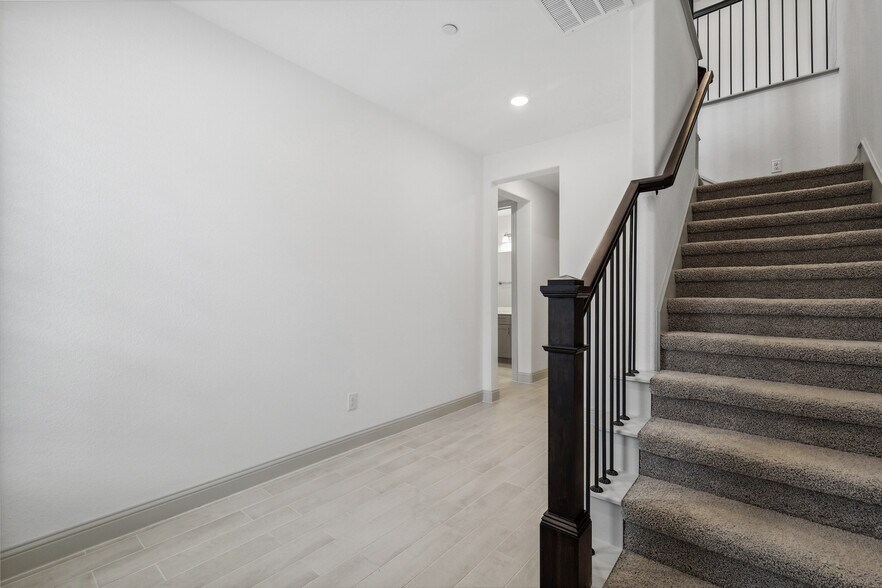 Building Photo - 4213 Shavano Dr