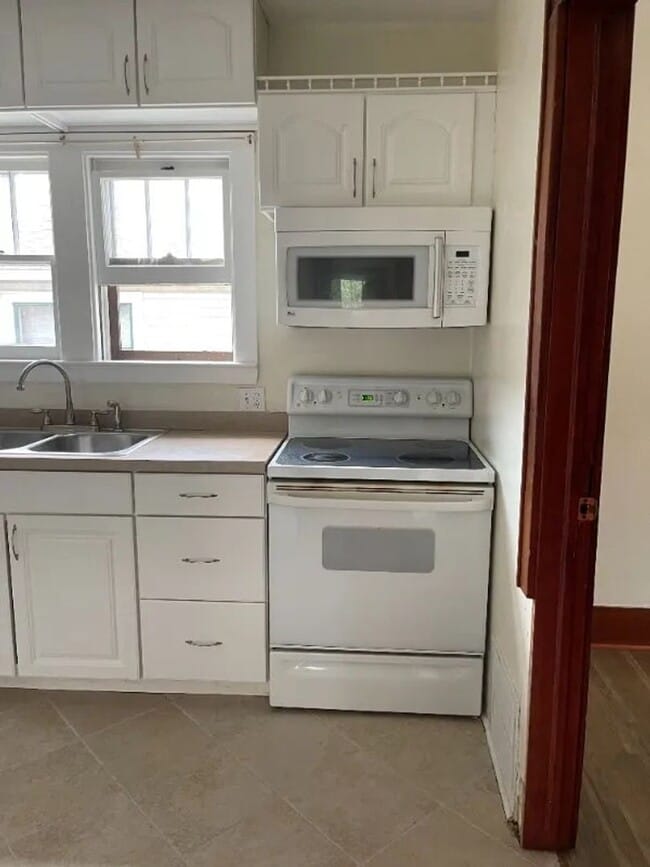 Building Photo - 610 S Loomis Ave