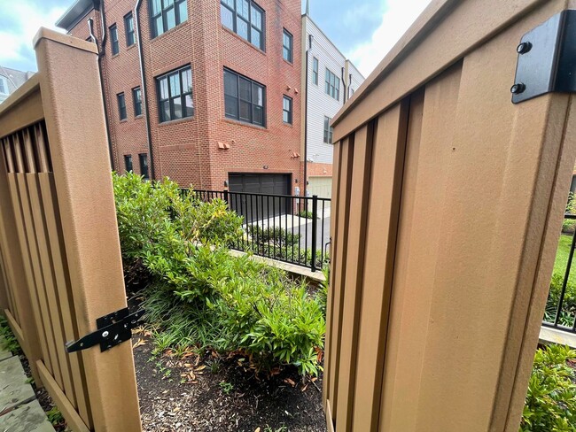 Building Photo - Beautiful 2BR, 2.5BA Townhouse Style Condo Near Old Town Alexandria