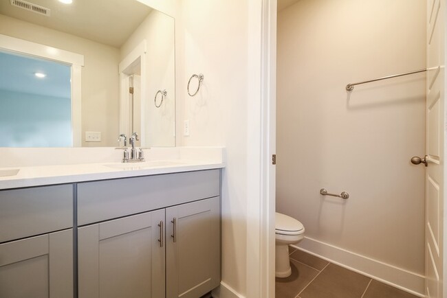 Building Photo - Beautiful Townhome in Greenville