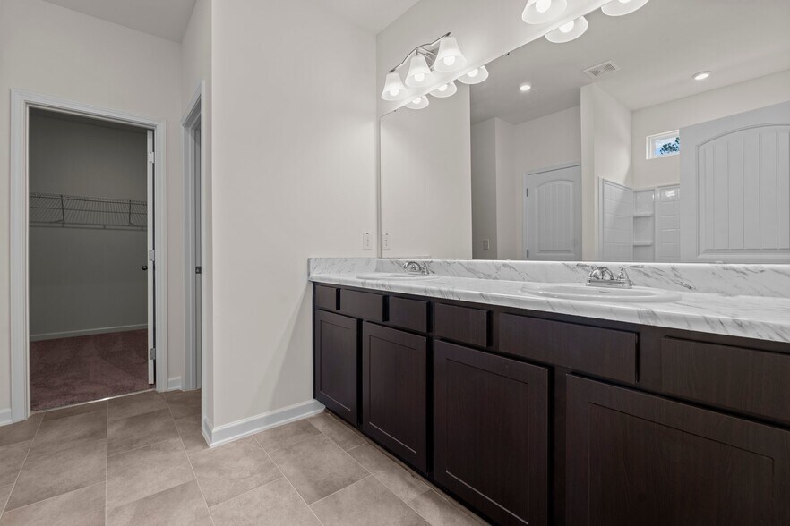 Building Photo - 827 Biltmore Dr