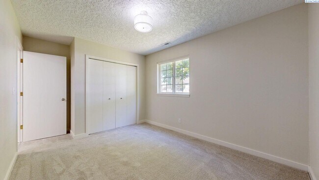 Building Photo - 2 bed, 2 bath townhome in Meadow Springs