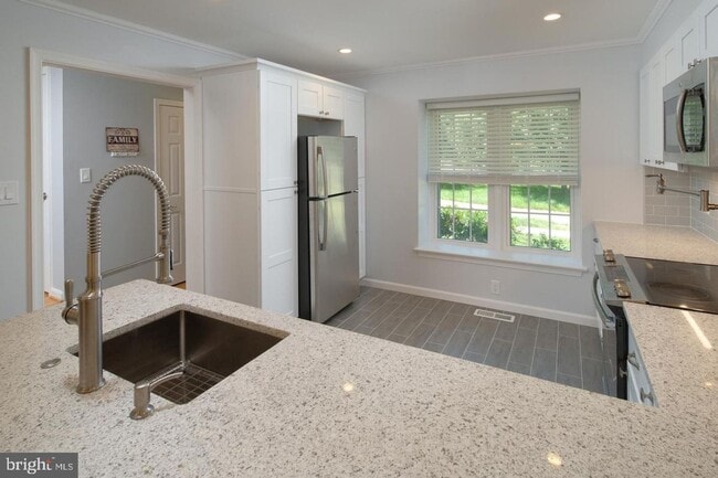 Building Photo - Charming townhome in the heart of McLean !!
