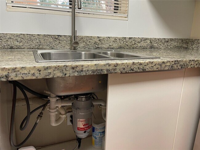 Building Photo - 6900 SW 39th St