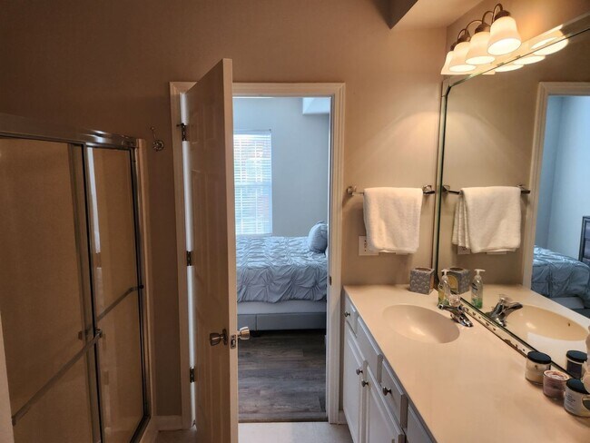 Building Photo - 3 Bedroom 2 Bathroom Condo in Belle Vista Gated Community