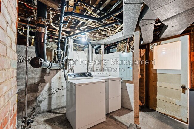 Building Photo - 1619 N Oak St