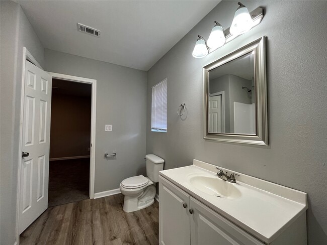 Building Photo - 1942 Center St