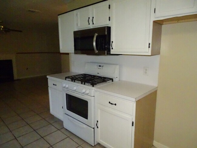 Building Photo - 5907 Deer Lake Dr