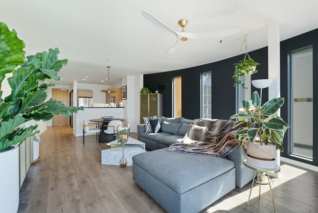 Building Photo - 200 2nd St