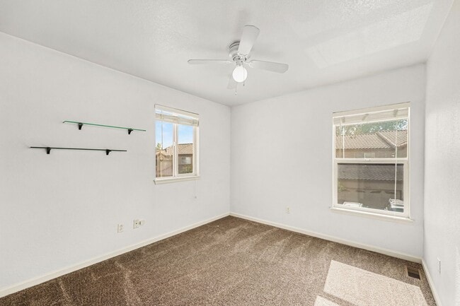 Building Photo - Spacious 3 Bed 2.5 Bath in the heart of Aurora!