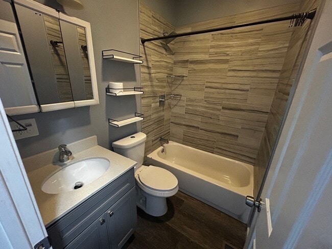 Building Photo - Renovated 2BR Home with Parking & Outdoor Space – Near Lake Merritt