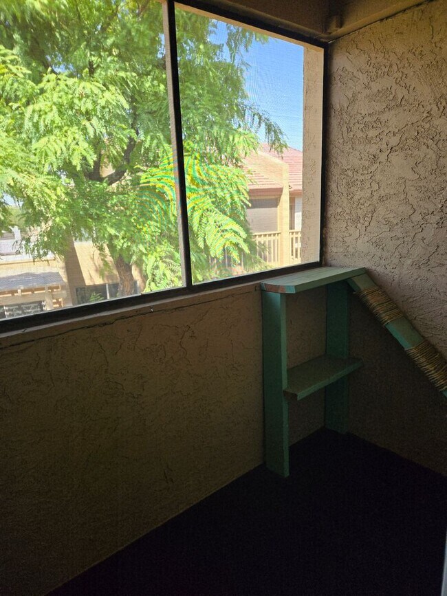 Building Photo - Beautiful two story, 3 bed, 1 full bath, 2...