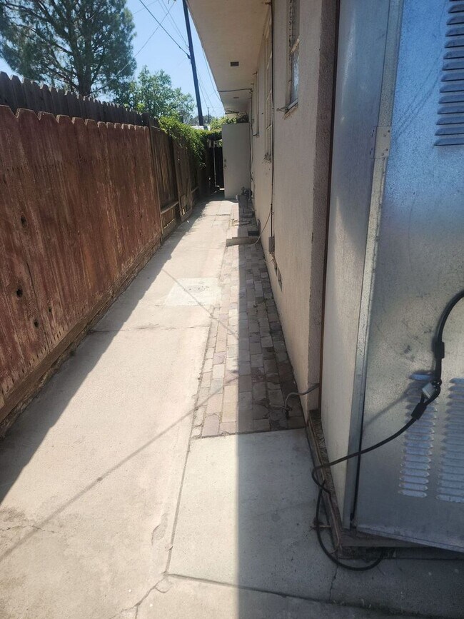 Building Photo - Charming property in Bakersfield – Minutes...