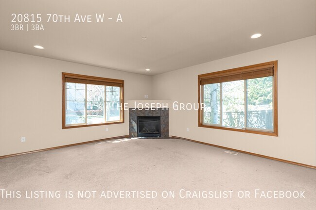 Building Photo - Sun-filled 3 bed/2.5 bath in Lynnwood!